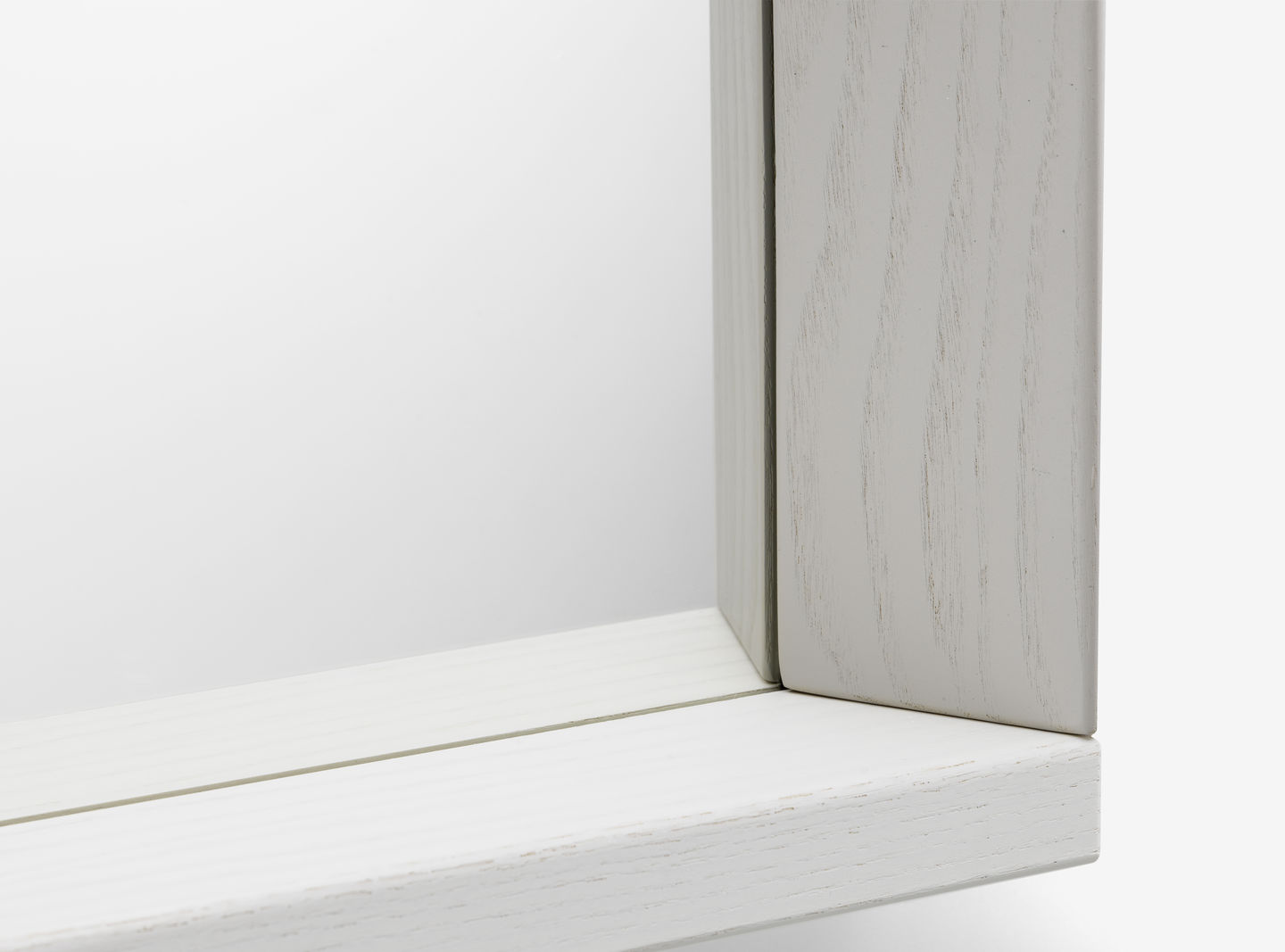 Detailaufnahme des Colour Frame Spiegels von Vitra mit grauem Holzrahmen.