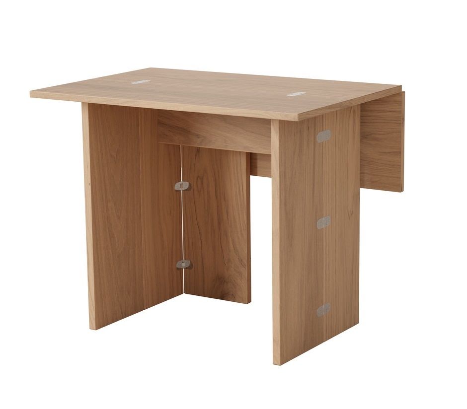 Flip Table Klapptisch von Design House Stockholm, aus hellem Holz, teilweise ausgeklappt. Praktischer Beistelltisch.