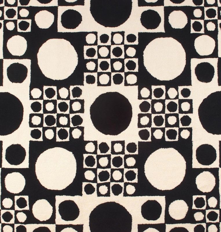 Verner Panton Teppich VP Geometri: Schwarz-weiß gemusterter Teppich mit Kreisen und Quadraten für modernes Wohnambiente.