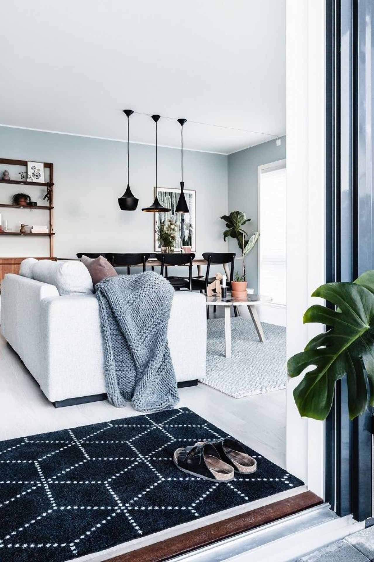 Schwarze Hagl Fußmatte von Heymat im Eingangsbereich eines modern eingerichteten Wohnzimmers. Indoor und Outdoor geeignet.