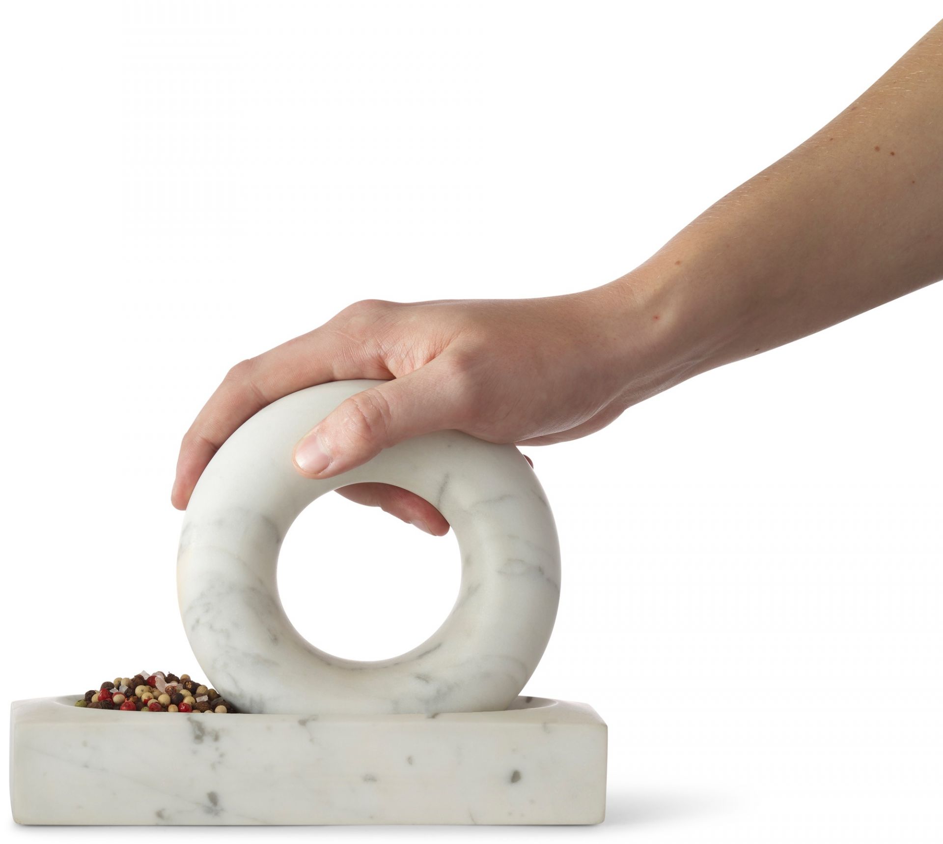 Tondo Mörser von Design House Stockholm aus Marmor mit Gewürzen und Hand.