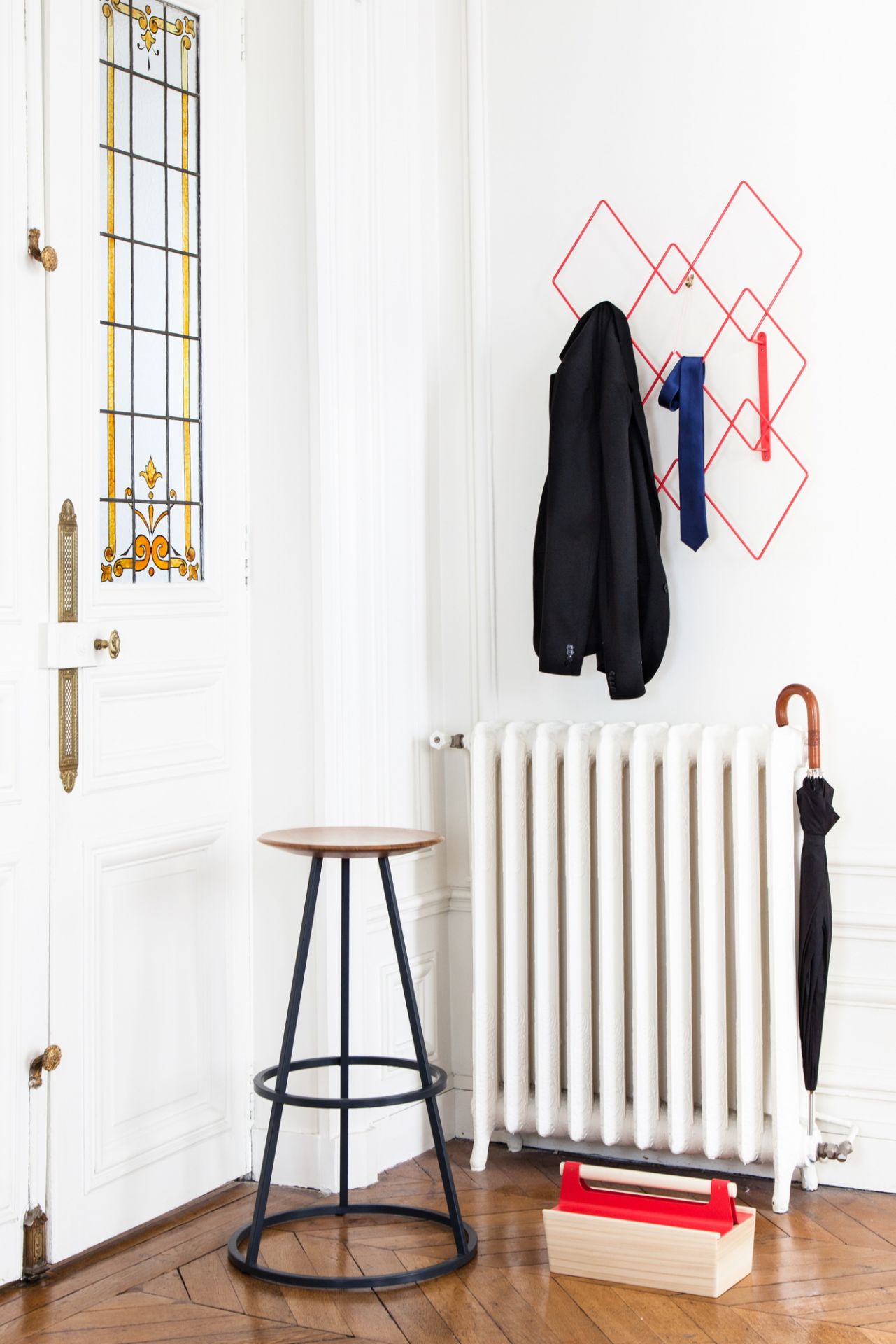 Gustave Barhocker von Hartô, 65 cm, schiefergrau, mit Holzplatte und schwarzem Metallgestell im Flur.