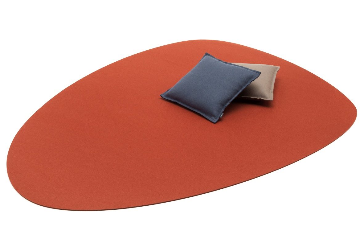 Stone Filzteppich in Rostrot mit Kissen, Hey Sign Teppich, modernes Design, 200x150 cm.