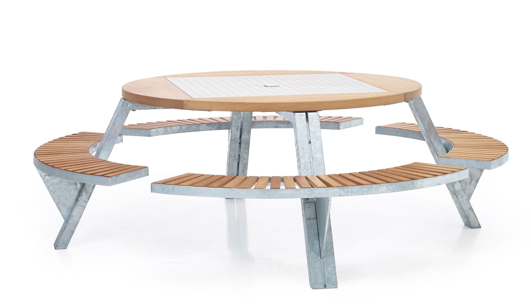 Gargantua Picknicktisch: Runder Outdoor Tisch mit Holzplatte und gebogenen Sitzbänken aus Holz.