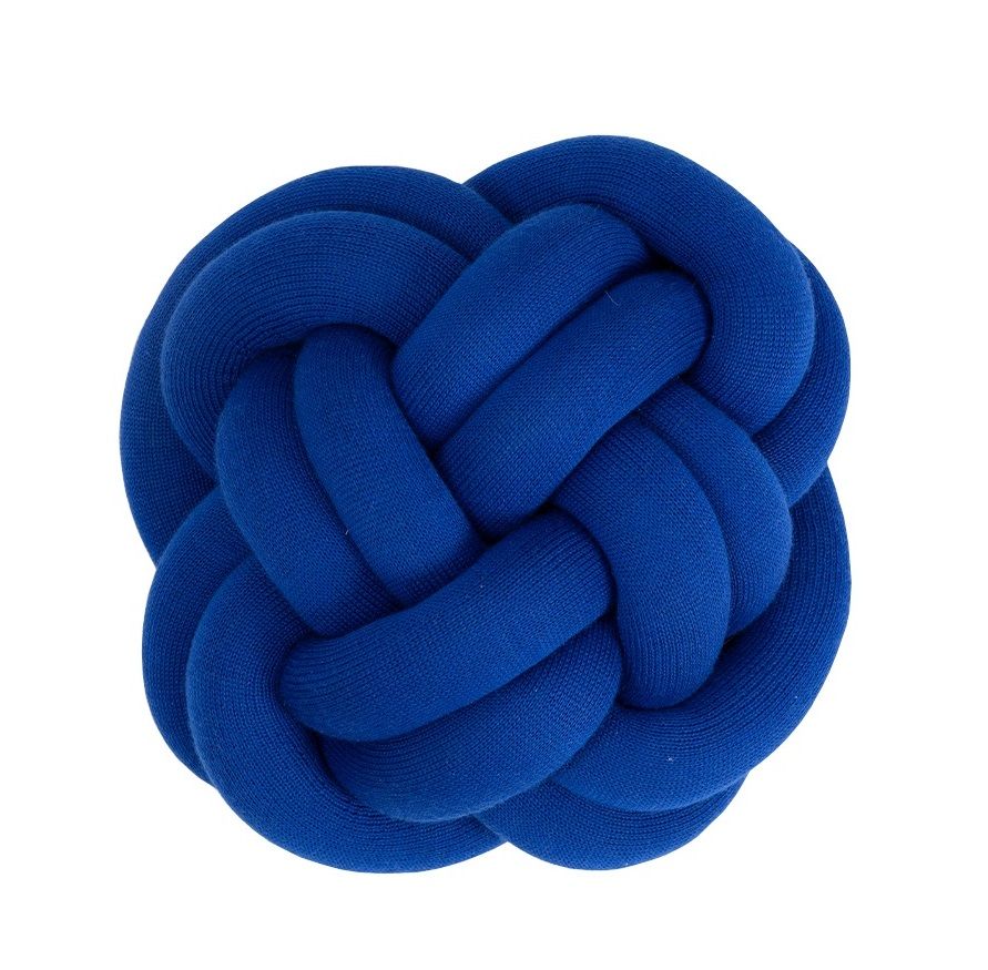 Blaues Knot Kissen von Design House Stockholm, dekoratives Zierkissen in Knotenform.