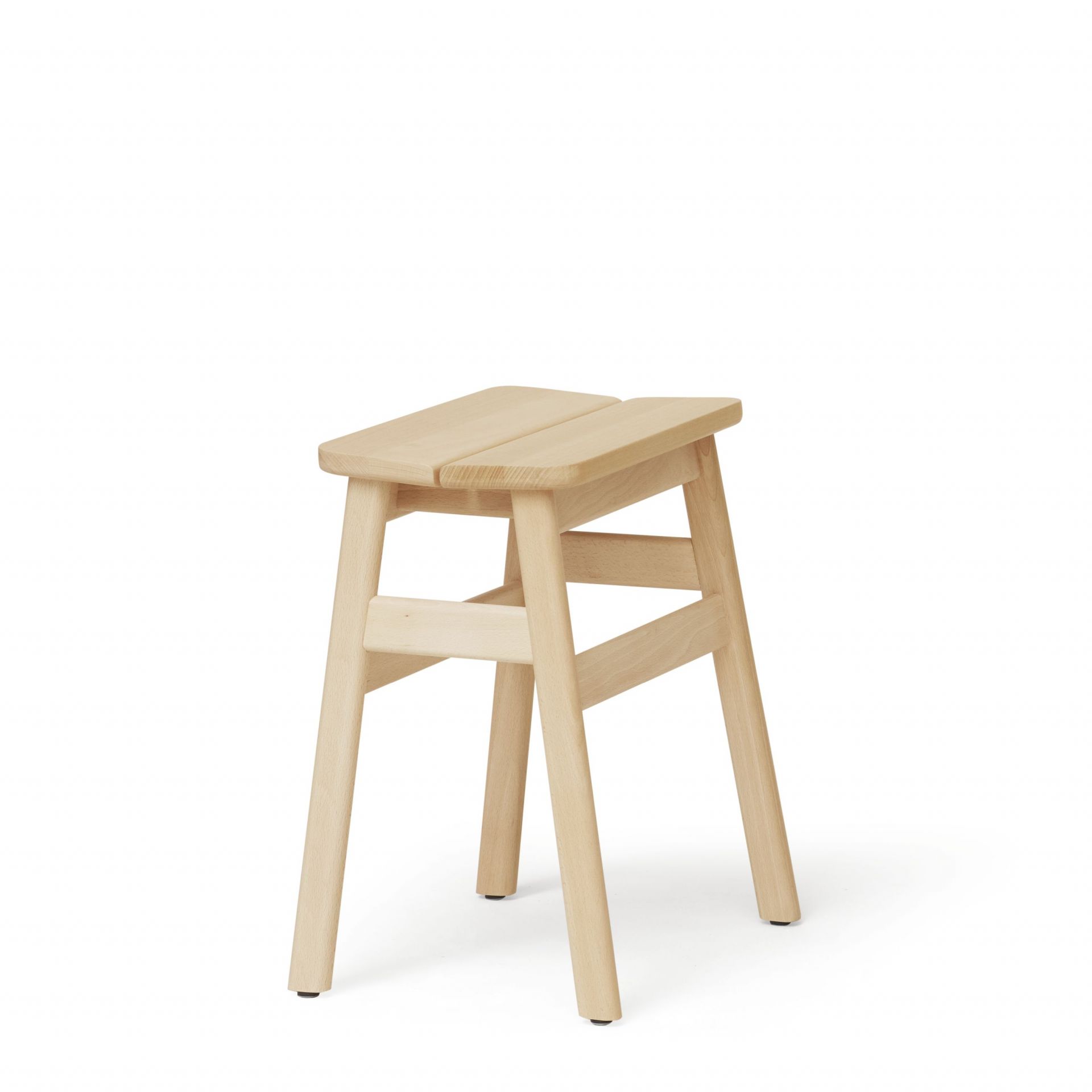 Angle Hocker von Form & Refine, aus hellem Holz, minimalistisches Design für Küche und Bar.