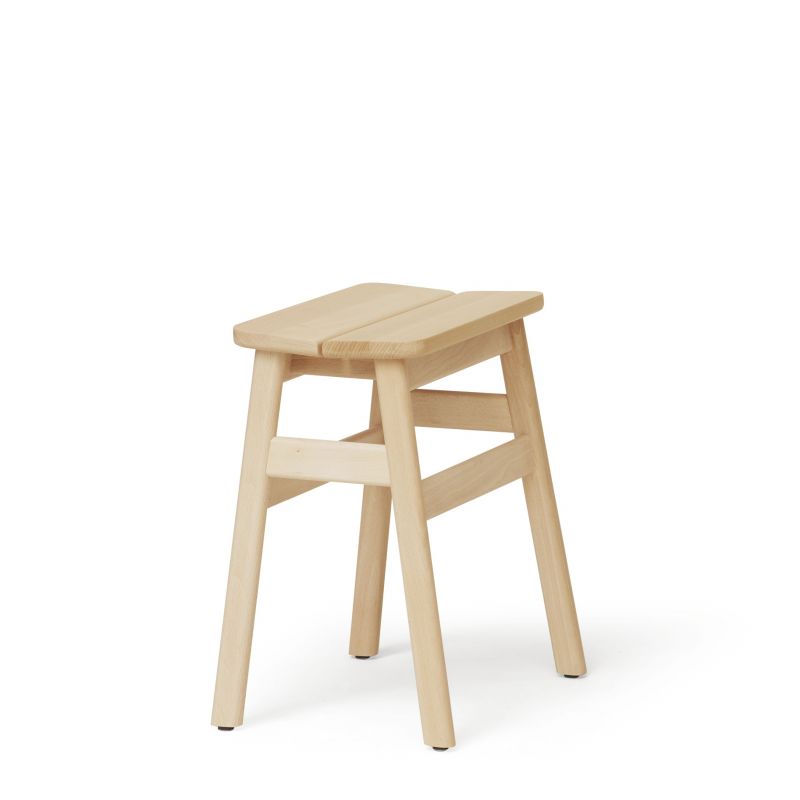 Angle Hocker von Form & Refine, aus hellem Holz, minimalistisches Design für Küche und Bar.