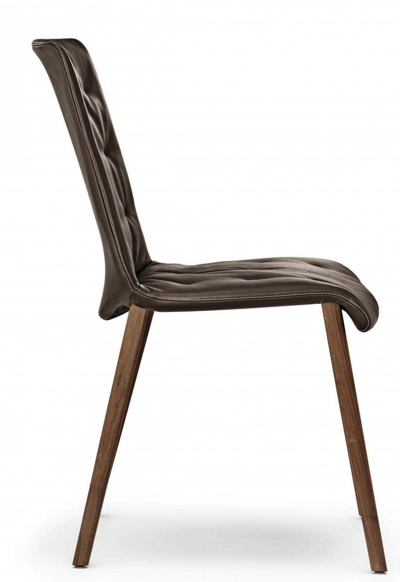 Liz Wood Stuhl mit braunem Lederbezug und Holzbeinen, modernes Design für Esszimmer.