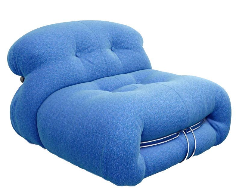 Blauer Soriana Sessel mit Knopfheftung und Chromgestell, ein Designklassiker für modernes Wohnen.