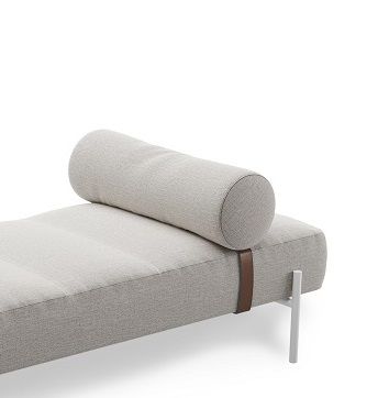 Hellgraues Daybed mit Zierkissen und Lederriemen. Daybe Daybed Kissen als Zubehör für Liegen.