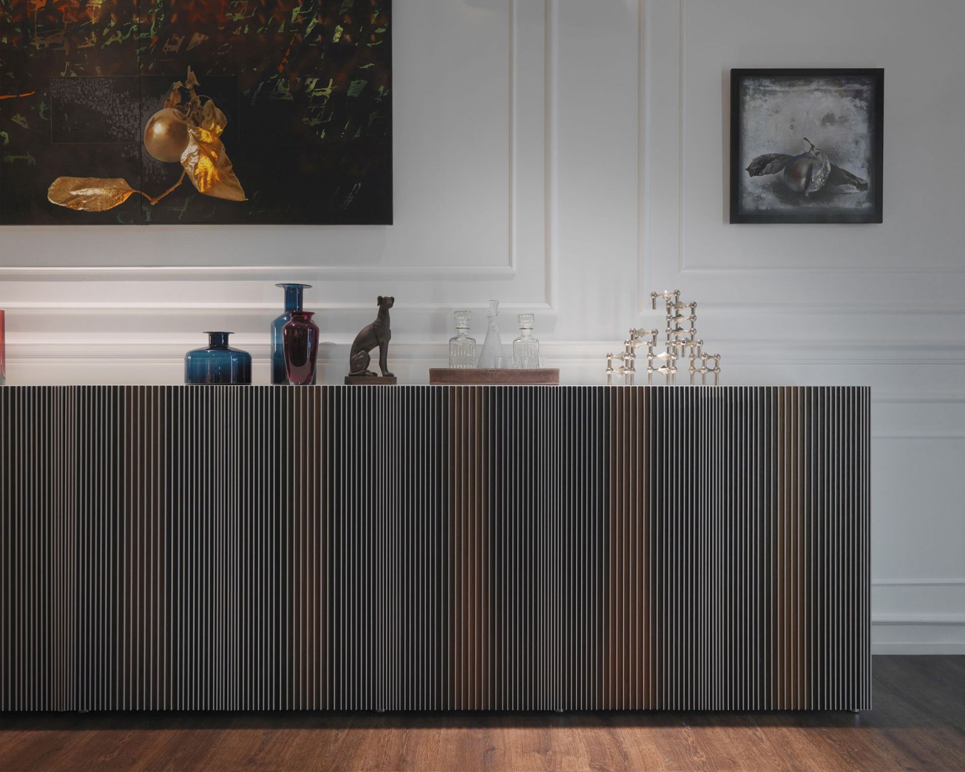 Carlos Anrichte von Casamania Horm: Moderne Kommode mit vertikalen Lamellen und Deko-Elementen im Wohnzimmer.