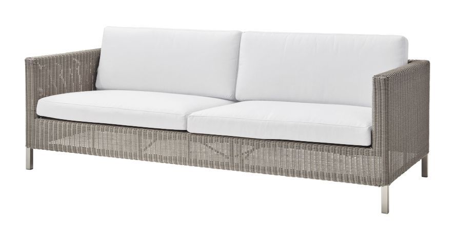 Connect 2-Sitzer Sofa von Cane-Line: Gartensofa aus Rattan mit weißen Kissen für zwei Personen.