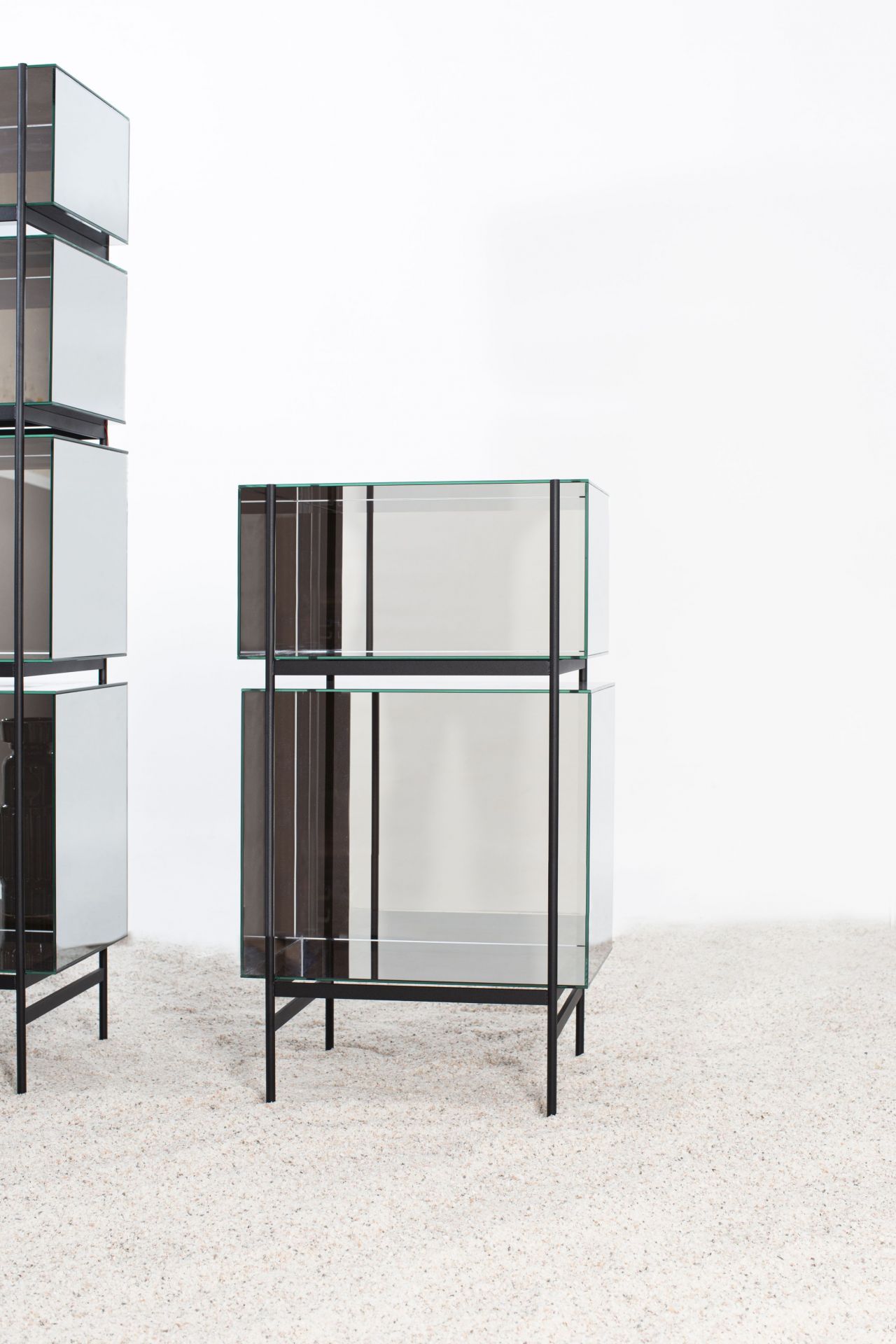 Lyn Regal von Pulpo: Modernes, zweistöckiges Glasregal mit schwarzem Metallgestell für Wohnzimmer und Büro.