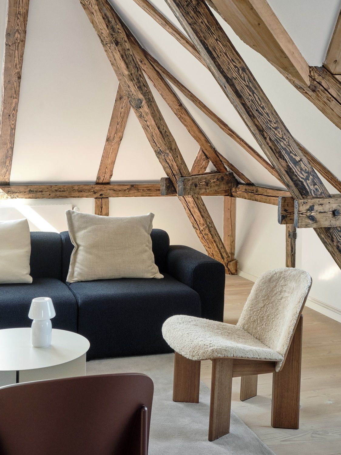 Nahaufnahme des Hay Chisel Lounge Chair Sessel Vollpolster mit Holzgestell und hellem Bezug.