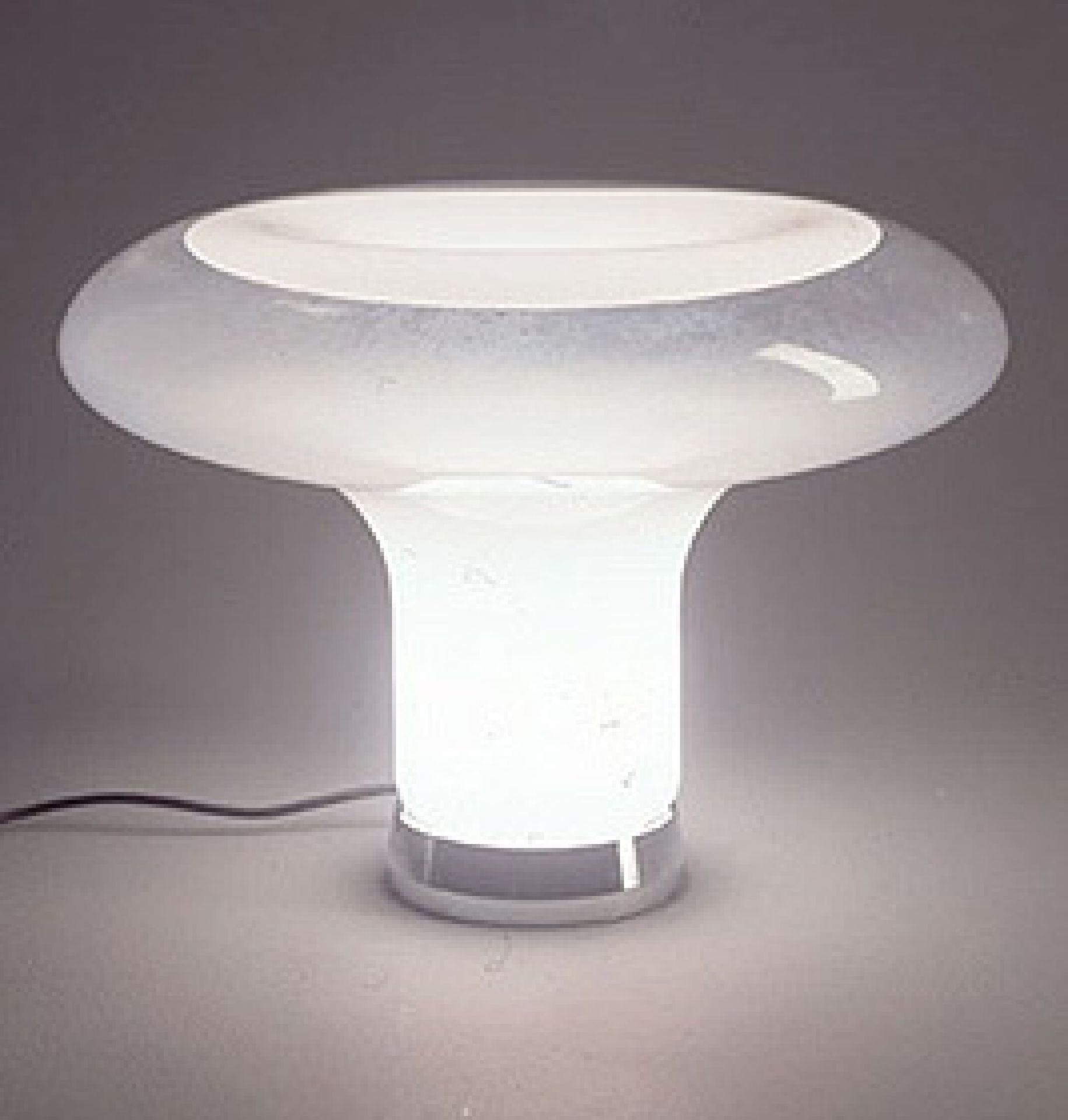 Weiße Lesbo Tischleuchte von Artemide: Pilzförmige Designerlampe aus Glas für stimmungsvolle Beleuchtung.