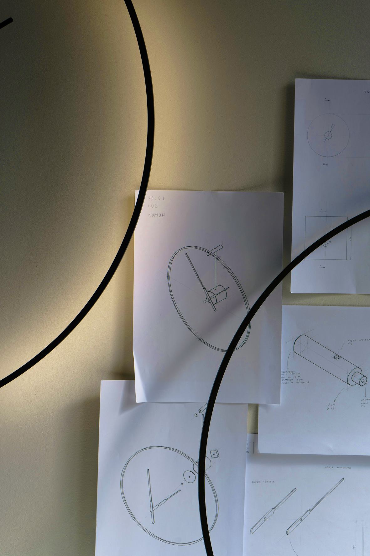 Detailansicht der Ombra Clock Wanduhr von Nomon, mit technischen Zeichnungen des Designs.