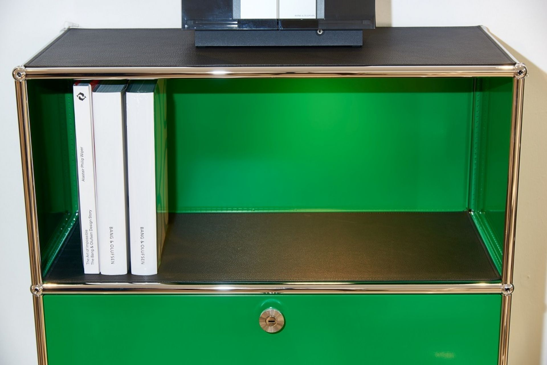 USM Sideboard mit Cognac Lederauflage (Leather on Top) 75x25 cm für stilvolle Einrichtung.