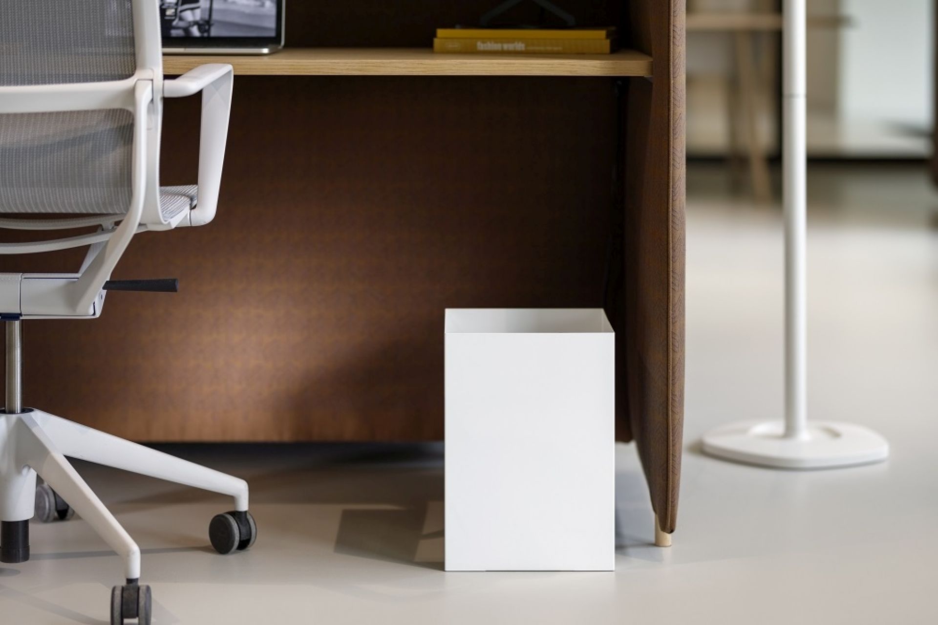 Weißer, quadratischer Papierkorb von Cascando unter einem Schreibtisch im modernen Büro.