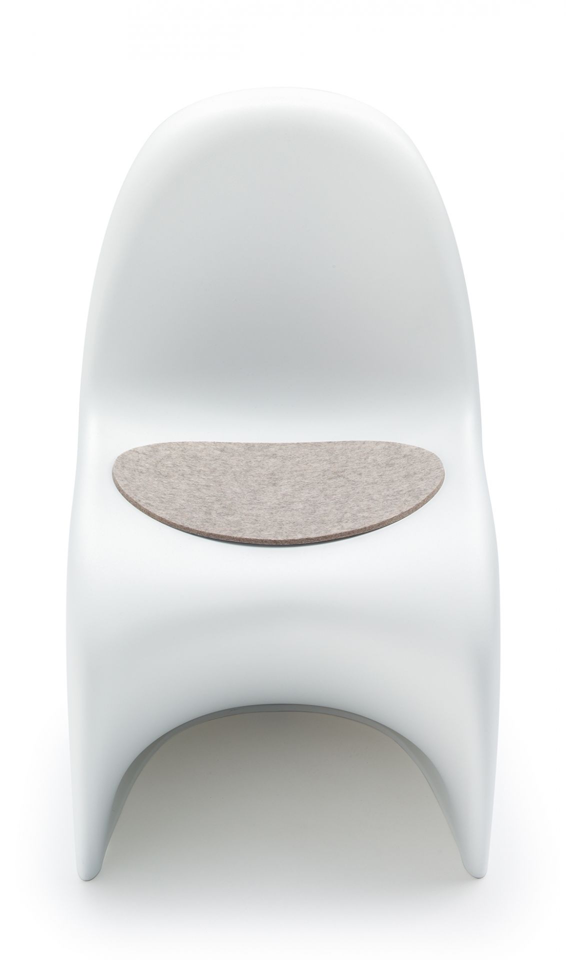 Weiße Panton Chair mit grauer Filz Sitzauflage von Hey Sign für mehr Sitzkomfort.