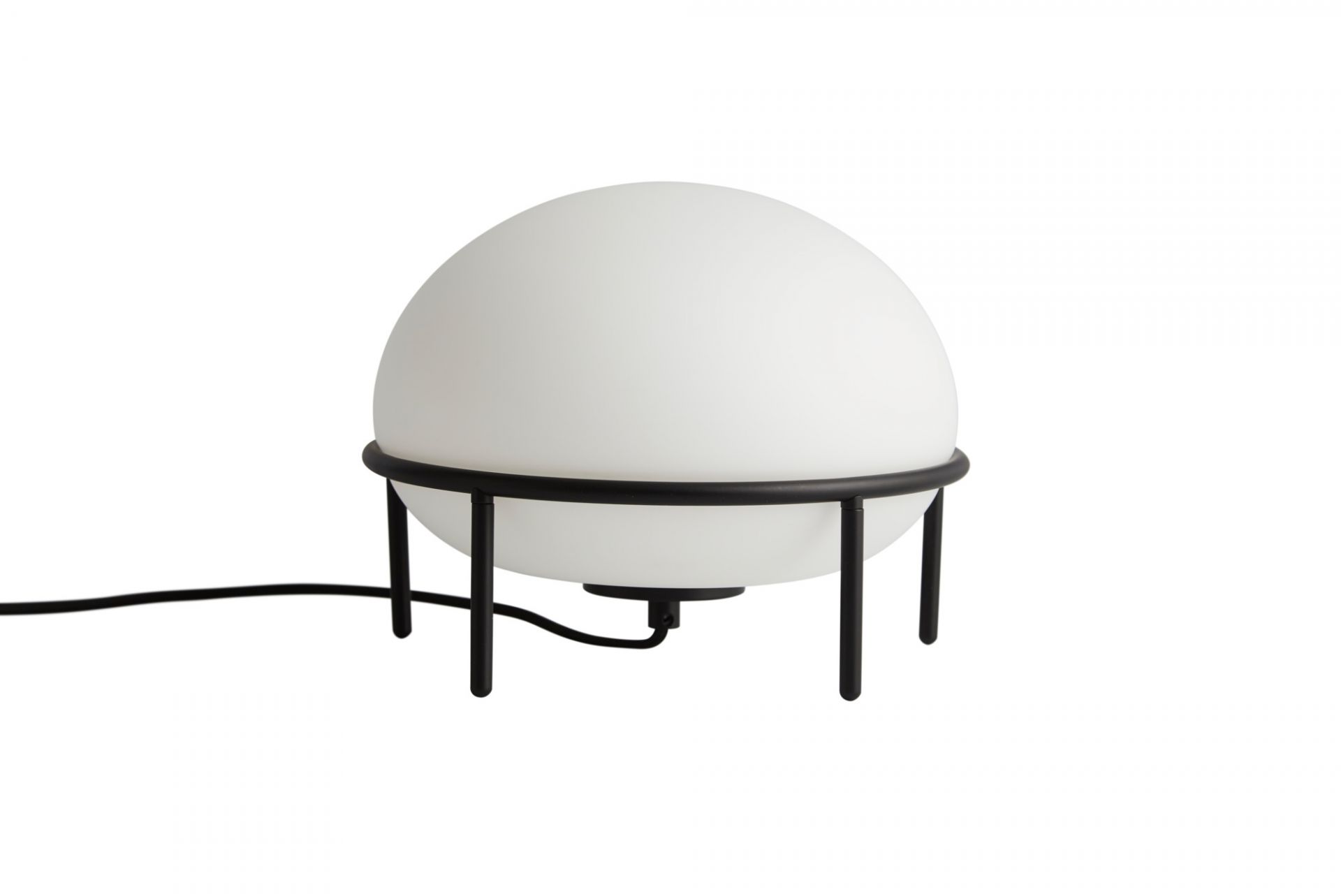 Woud Pump Table Lamp Tischleuchte mit rundem, weißem Lampenschirm und schwarzem Metallgestell.