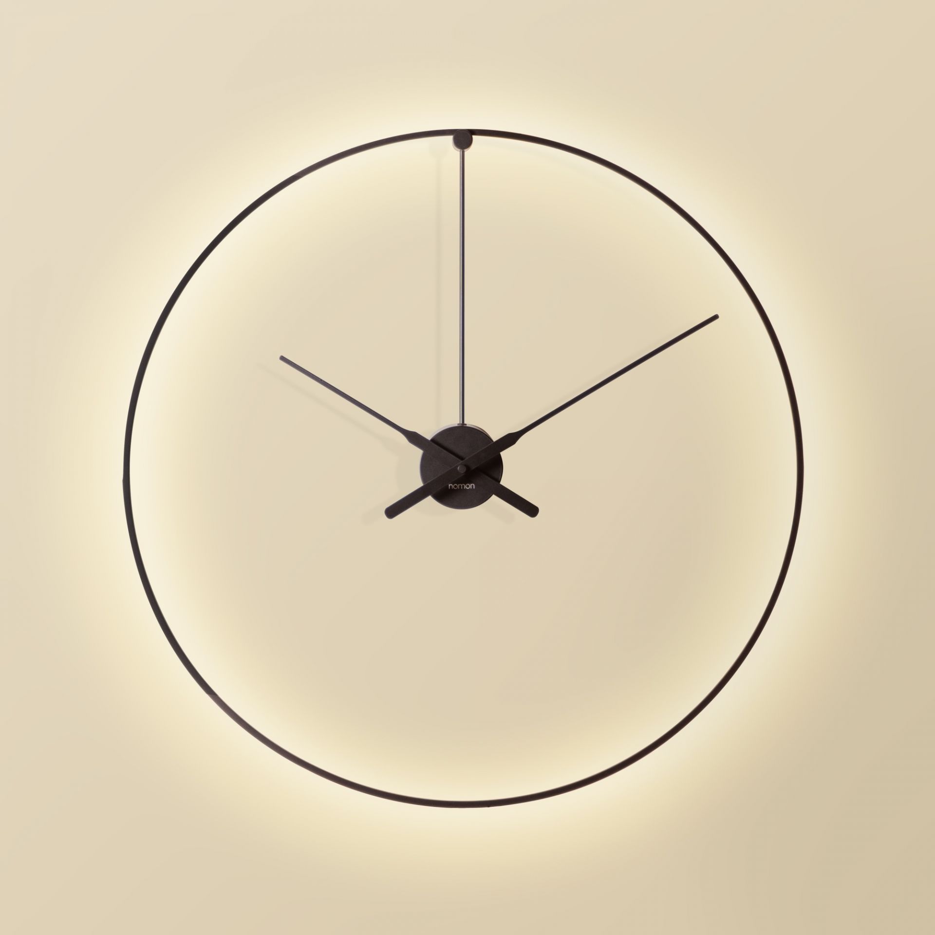 Ombra Clock Wanduhr von Nomon: Runde, moderne Designeruhr mit indirekter Beleuchtung und schwarzen Zeigern.