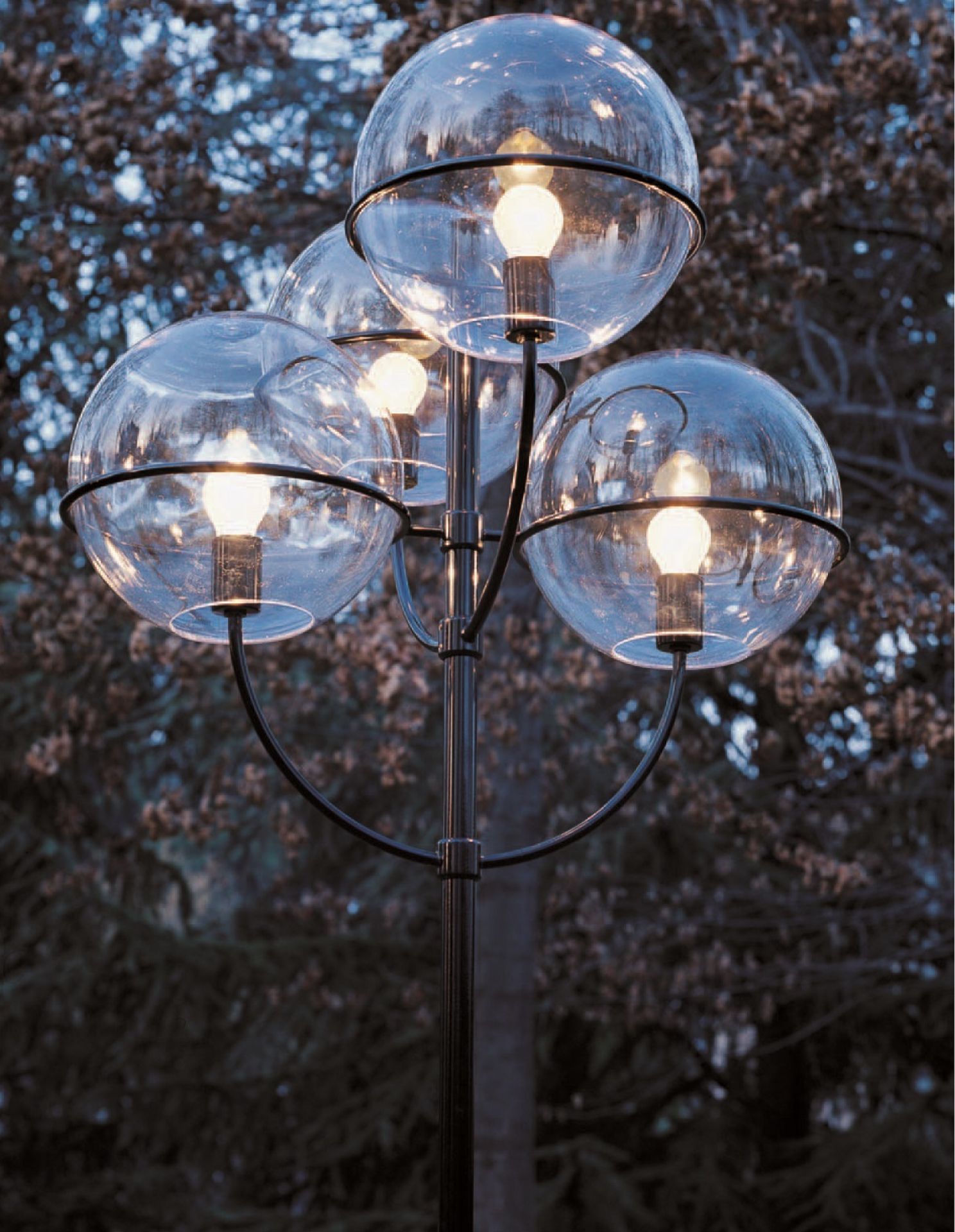Lyndon 350 Outdoor Stehleuchte von Oluce, 200 cm hoch, mit vier Glaskugeln.