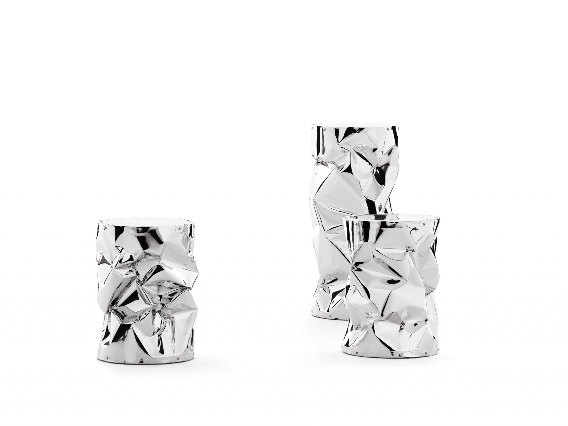 Drei silberne Big Tab.u Hocker von Opinion Ciatti, moderne Designmöbel für Wohnzimmer und Büro.