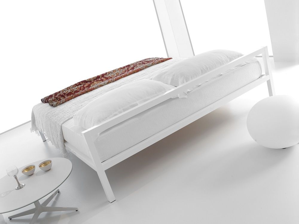 Weißes Aluminium Bett (MDF Italia) mit glänzend lackierter Oberfläche, Größe 160 cm, im minimalistischen Schlafzimmer.