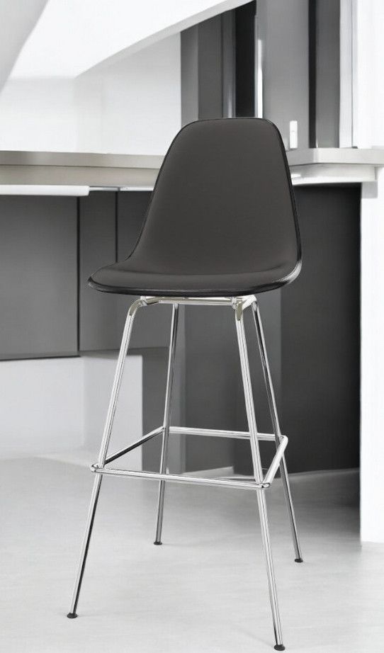 Schwarzer Eames Barhocker mit Vollpolsterung und verchromtem Gestell von Vitra für die moderne Küche.