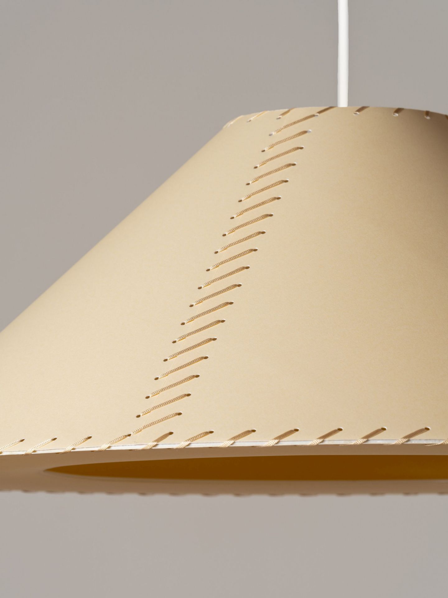 Beige Sísísí Pendelleuchte von Santa & Cole, Ø64cm. Konische Hängelampe mit dekorativer Naht.