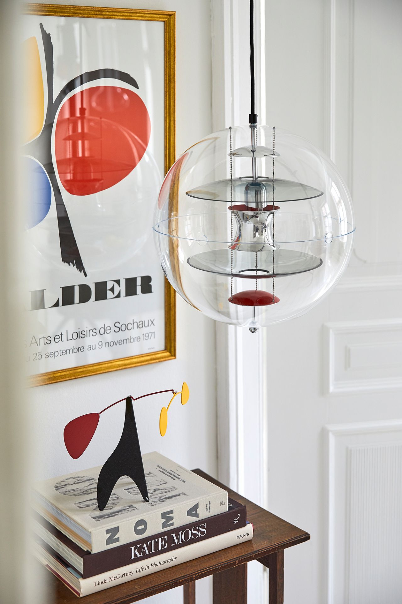 VP Globe Pendelleuchte von Verpan mit transparentem Glas, Chromdetails und roten Akzenten im Interieur.