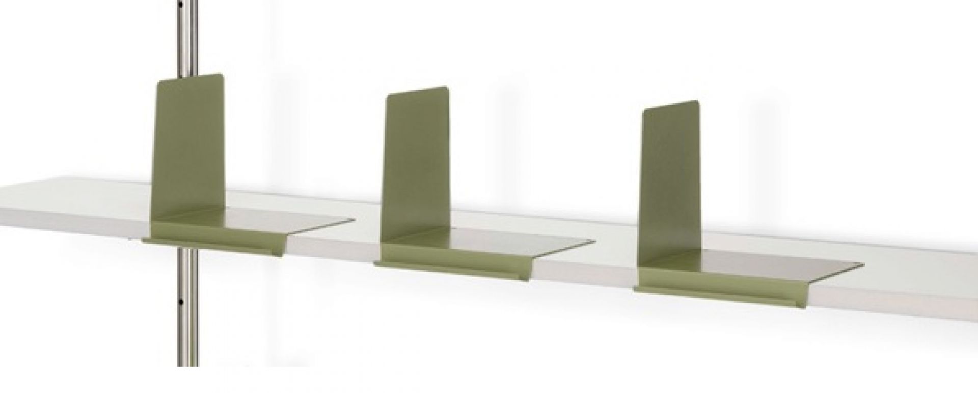 Drei olivgrüne Buchstützen für ein Eiermann Regal, seitliche Ansicht auf weißem Hintergrund.