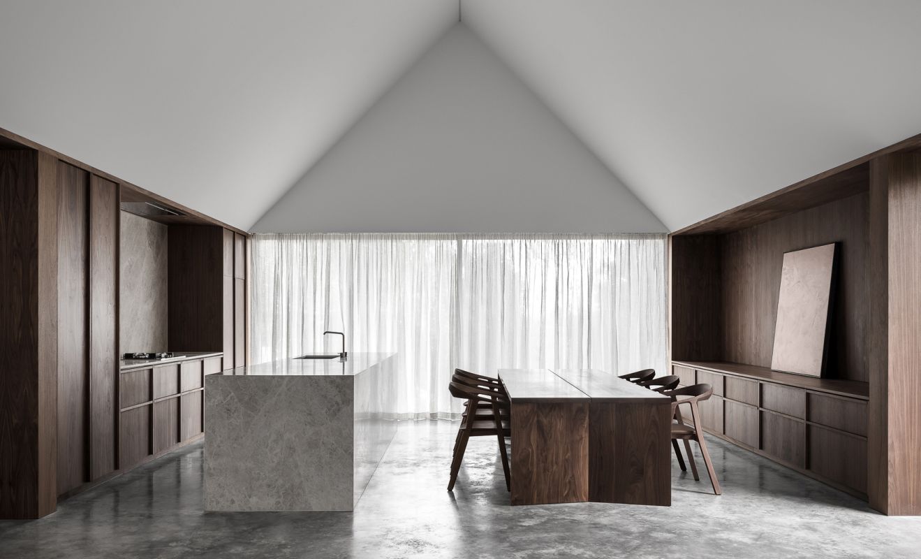 Moderner Essbereich mit Prostoria Rhomb Tisch aus dunklem Holz und passenden Stühlen.