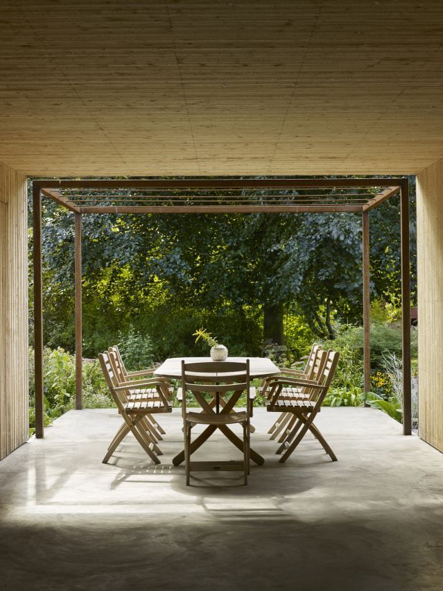 Selandia Table Esstisch von Skagerak: Outdoor-Esstisch mit Stühlen auf einer Terrasse im Garten.