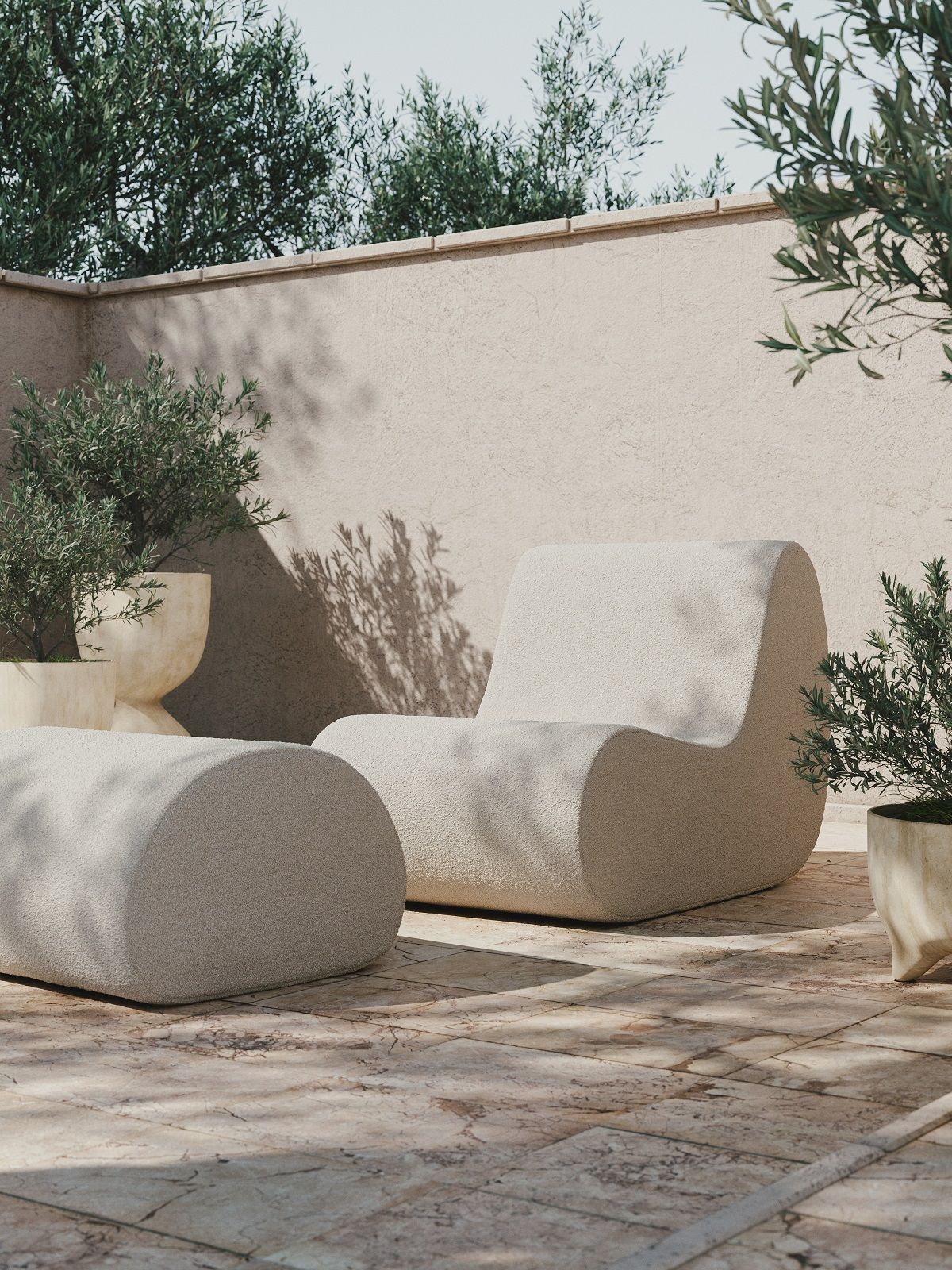 Ferm Living Rouli Outdoor Sofa in Dunkelsand mit Bouclé-Bezug und passendem Hocker.