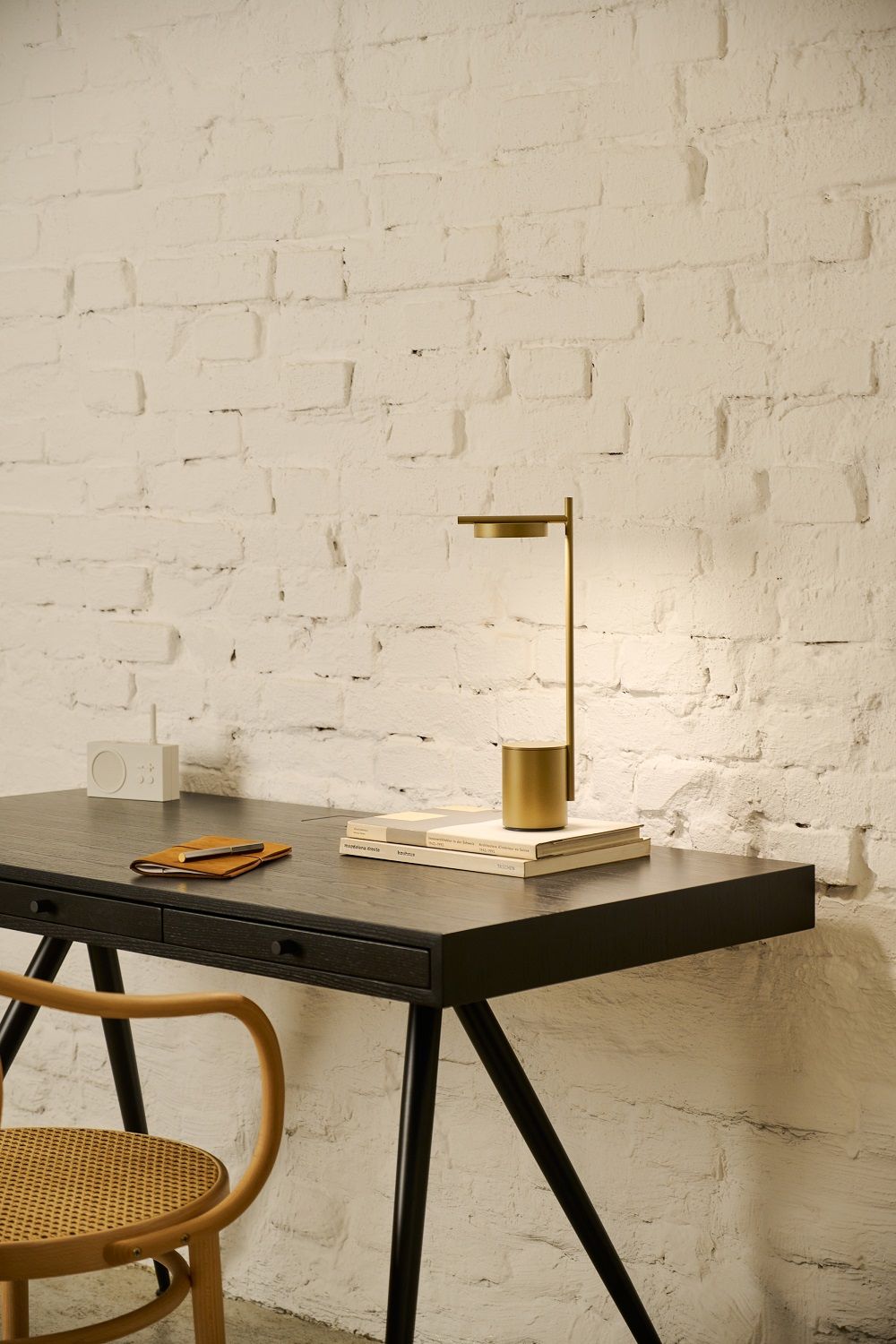 Igram Akku Tischleuchte von Grupa in Messing auf Schreibtisch mit Büchern.