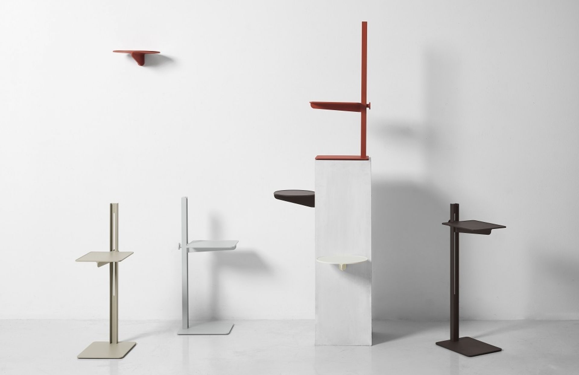 Verschiedene Museum Sidetable Beistelltische von String Furniture, höhenverstellbar, in Weiß und anderen Farben.