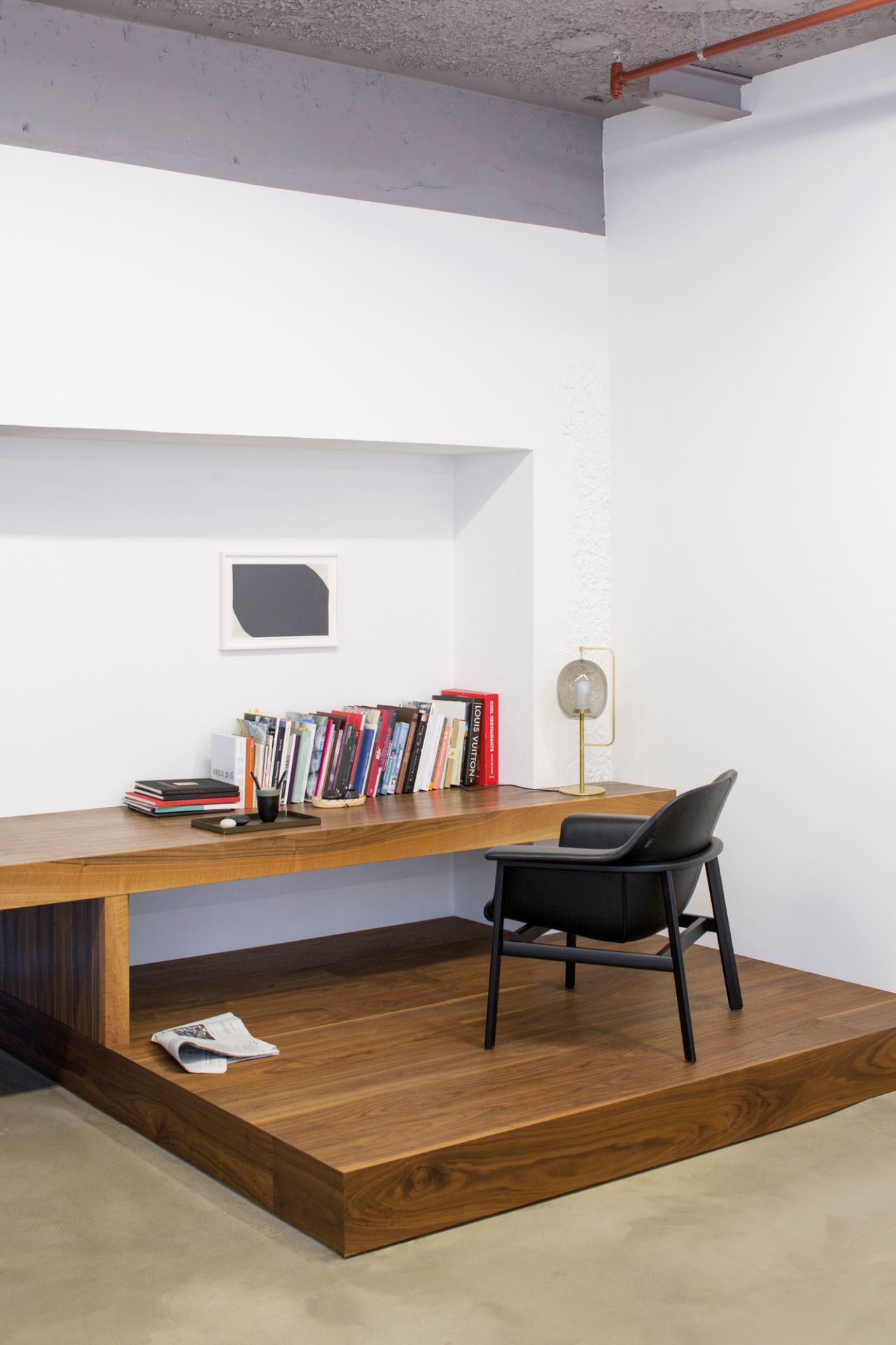 Lantern Light Tischleuchte Messing ClassiCon auf Schreibtisch mit Büchern und Stuhl.