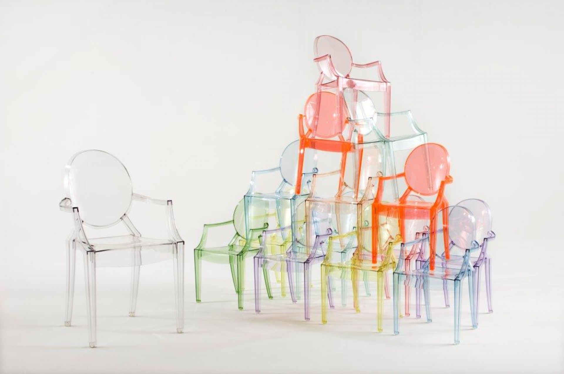 Lou Lou Ghost Kinderstühle von Kartell, gestapelt in verschiedenen Farben, transparente Kinderstühle für Designliebhaber.