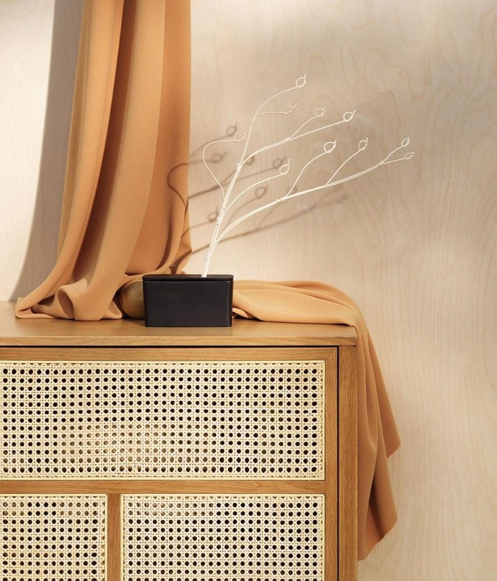 Detailaufnahme: Design House Stockholm Air Sideboard aus Eiche mit Wiener Geflecht.