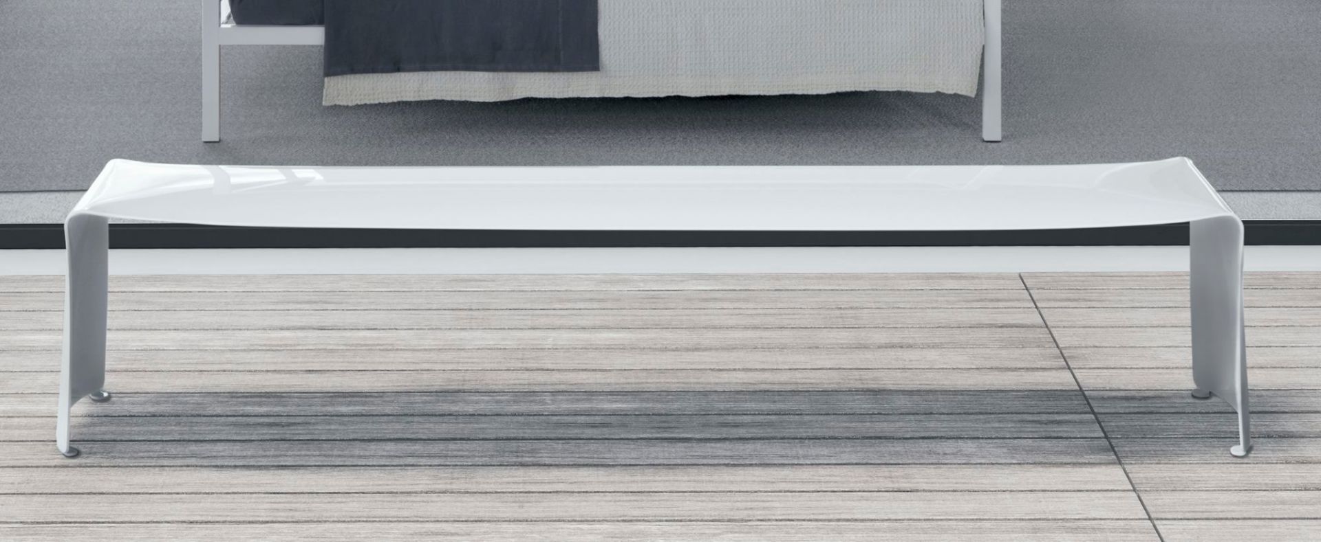 Le Banc Bank von MDF Italia, weiß glänzend, modernes Möbelstück für stilvolles Wohnen.