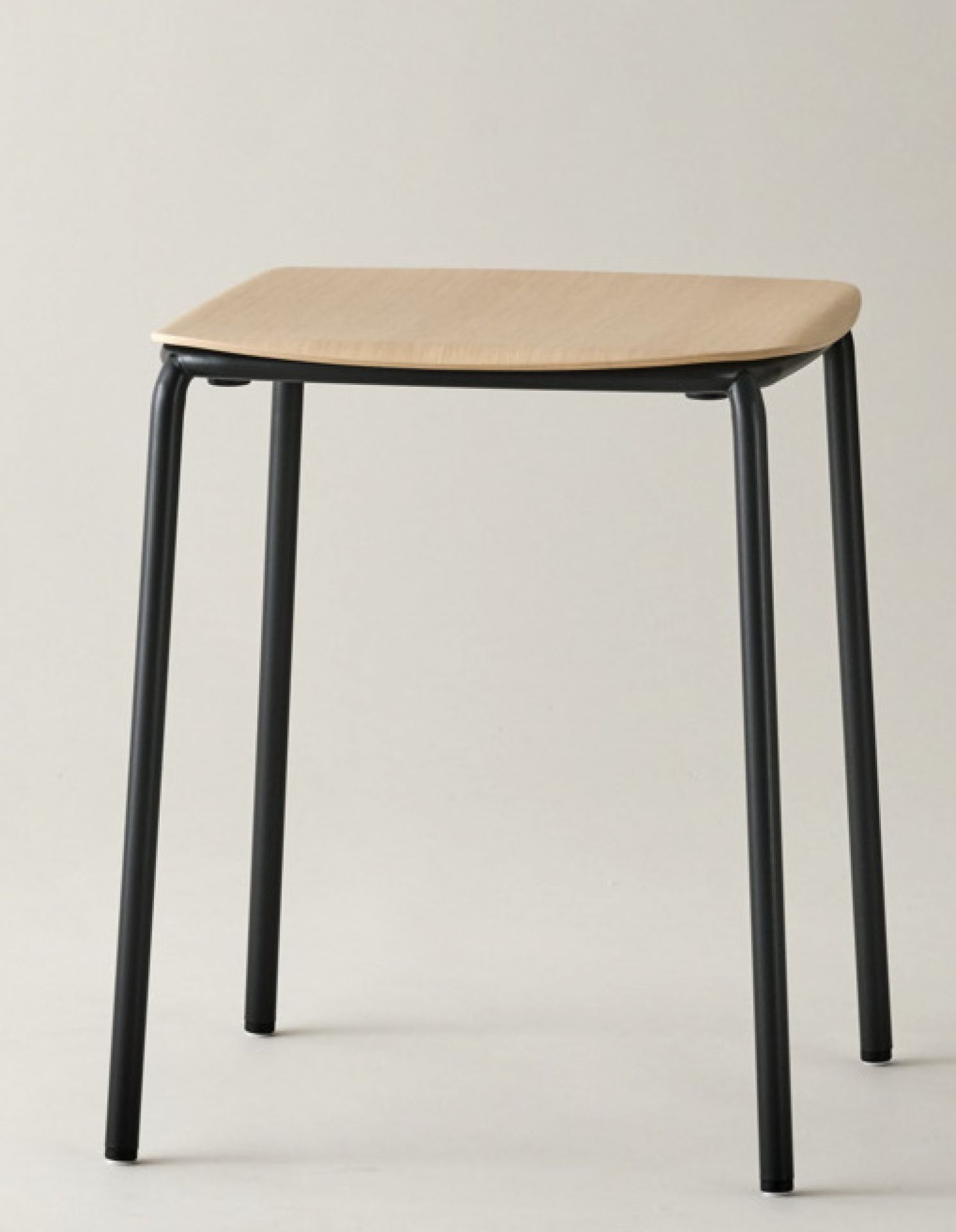 Nate S Hocker von Brunner: Moderner Hocker mit hellem Holz-Sitz und schwarzem Metallgestell.