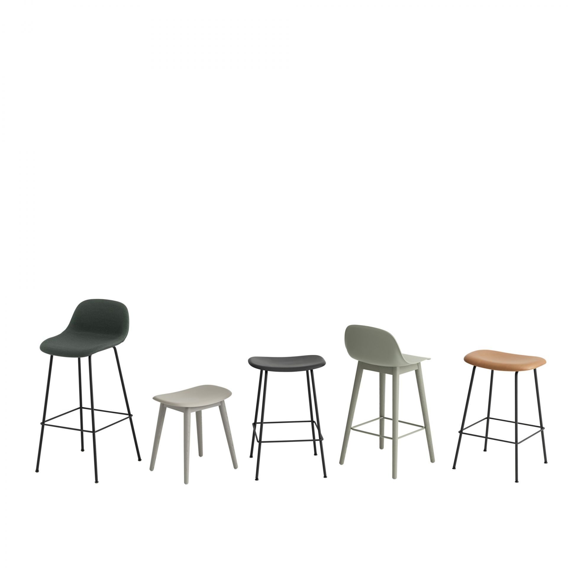 Schwarzer Fiber Bar Stool Barhocker von Muuto mit 75 cm Sitzhöhe und schwarzem Gestell.