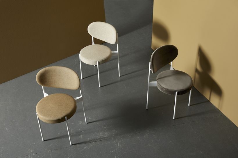 Drei Series 430 Stühle von Verpan in Beige- und Grautönen mit weißem Gestell.