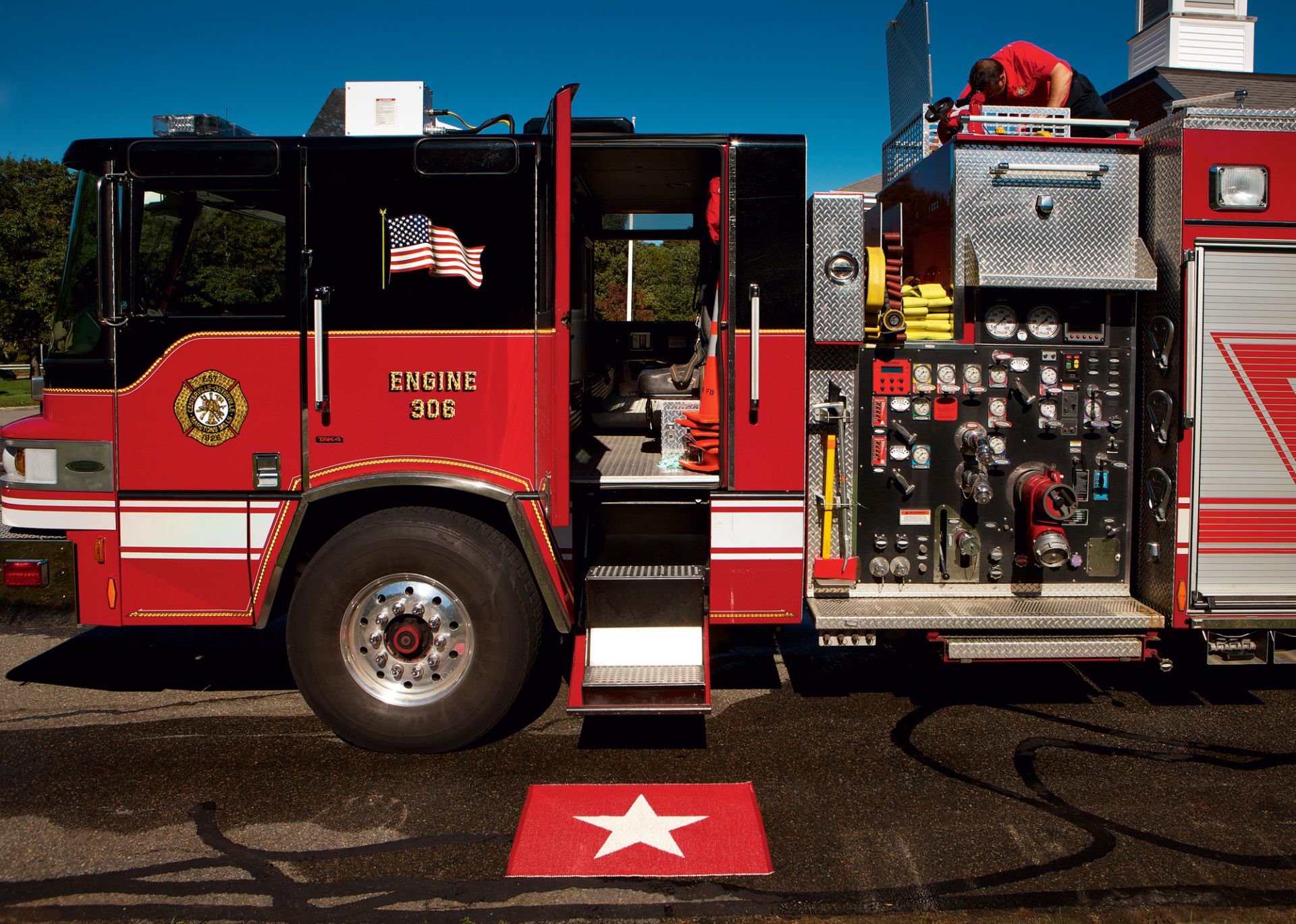 Viggo Small One Pappelina Kunststoffteppich, 70x90 cm, in Rot mit weißem Sternmuster, ideal für drinnen und draußen.