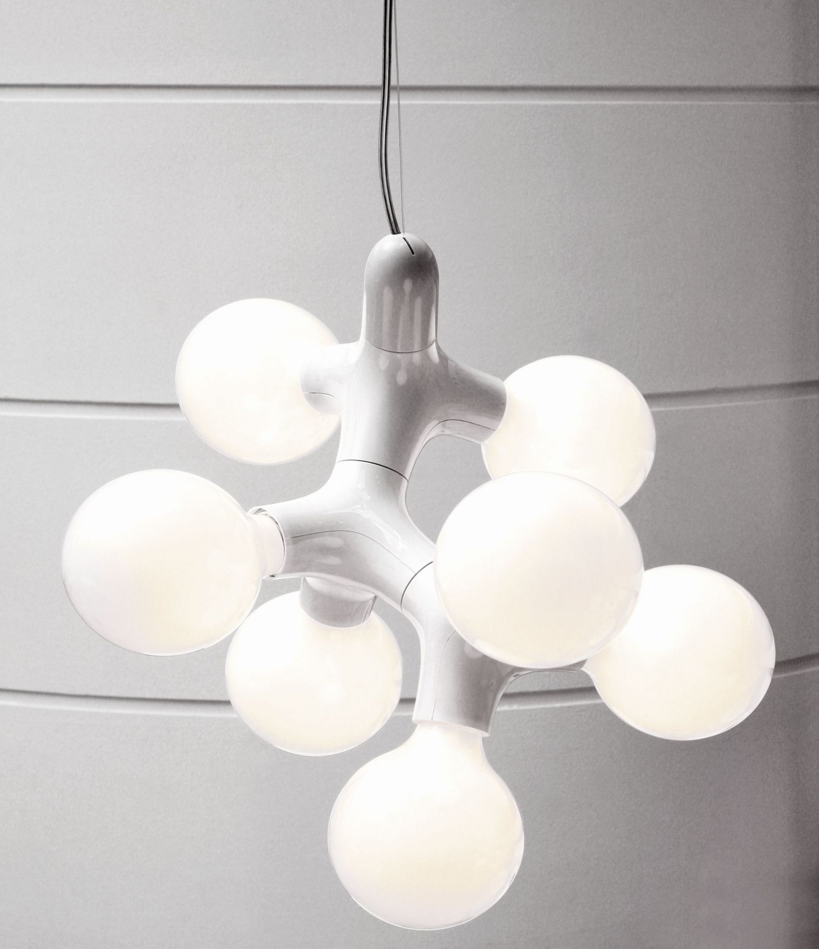 Weiße DNA Pendelleuchte mit sieben leuchtenden Kugeln, moderne Deckenleuchte für Wohnraumbeleuchtung.