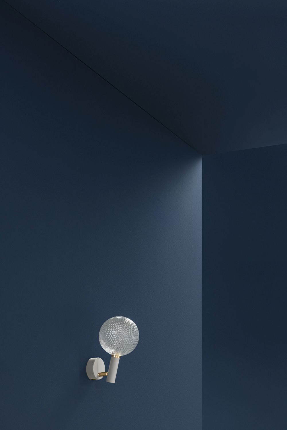 Nahaufnahme der Par 18 Wandleuchte von Catellani & Smith mit strukturierter Glaskugel.