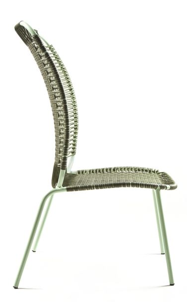 Cielo Lounge Chair, hoch, in Olive-Pastellgrün, Outdoor Stuhl, Seitenansicht, geflochtene Sitzfläche.