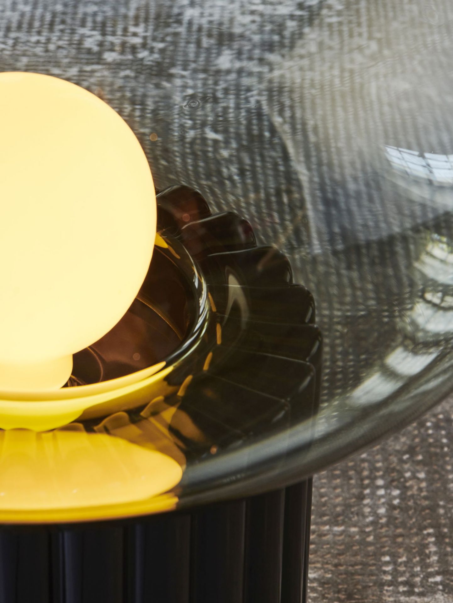 Detailaufnahme der Fungi Bodenleuchte Favius in Schwarz mit gelber Kugel. Design Lampe.