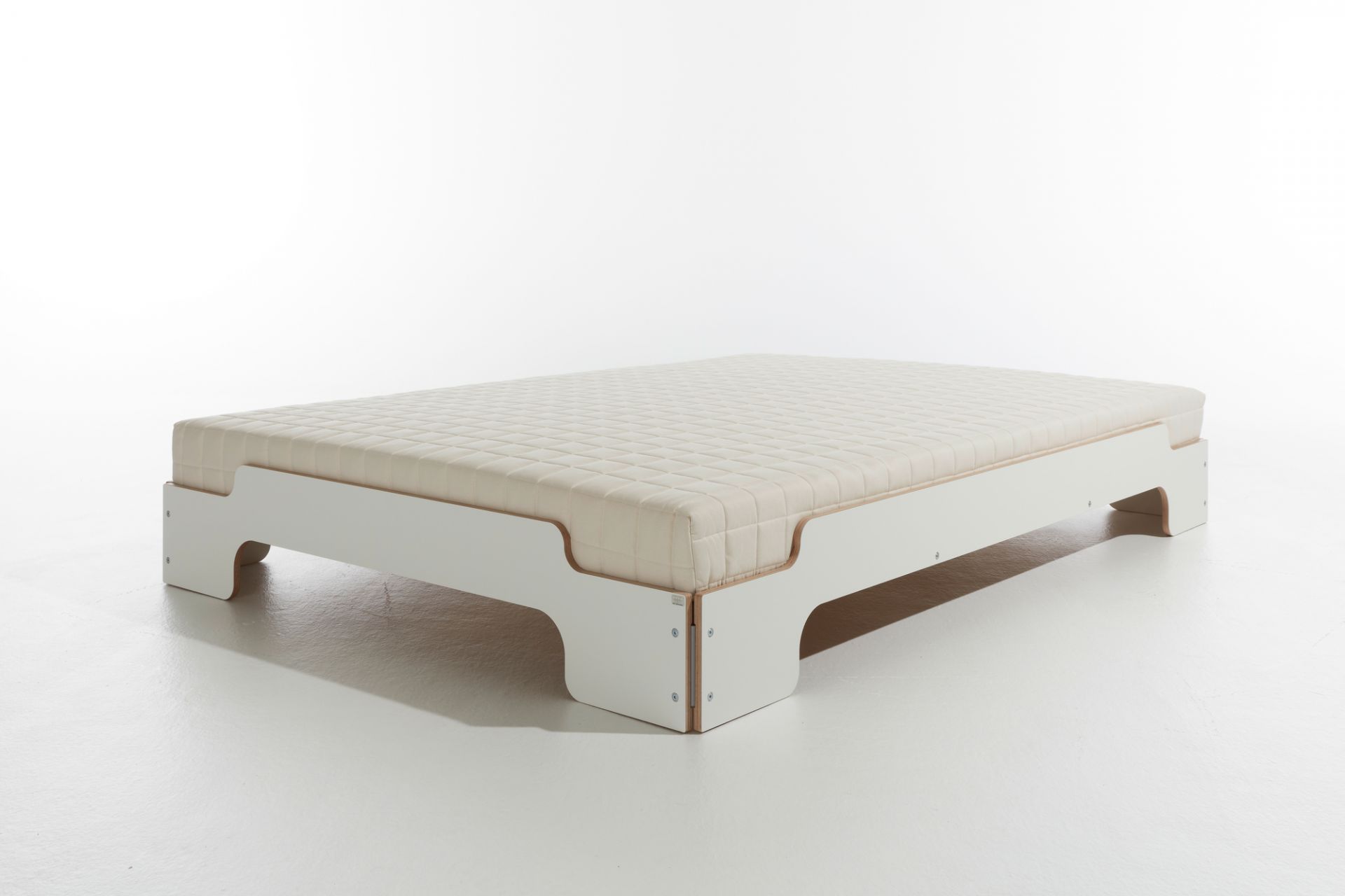 Weiße Stapelliege mit Matratze, Müller Möbelwerkstätten, 210x80 cm, modernes Design für Kinder- und Jugendzimmer.